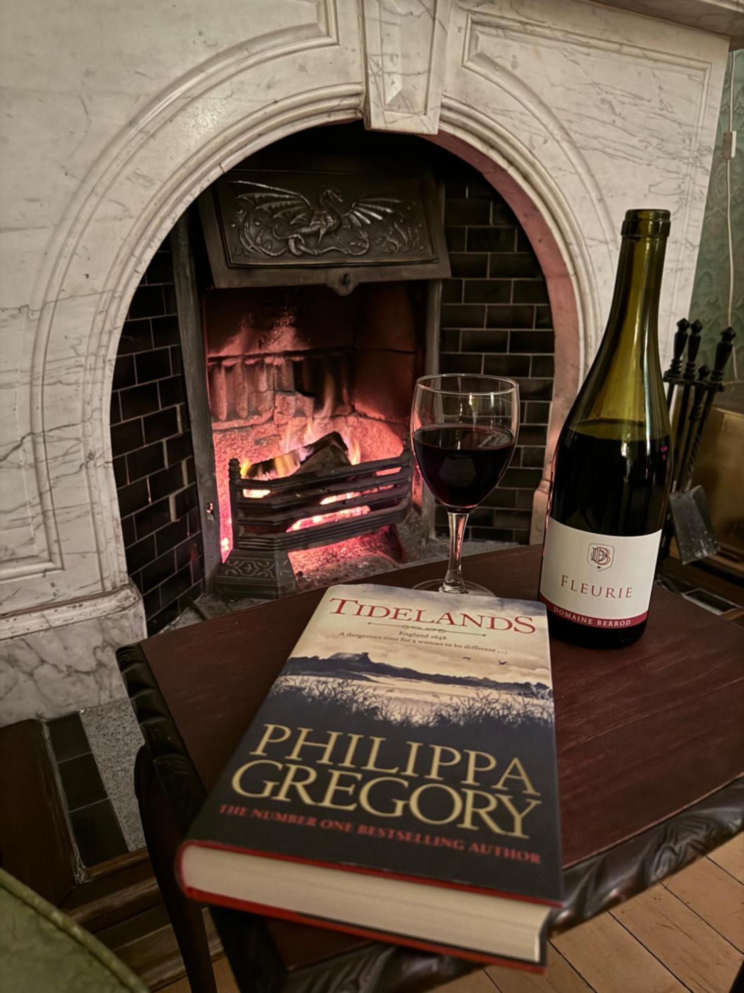 Clone Country House 奥赫里姆 外观 照片 A wine and book at the fireplace