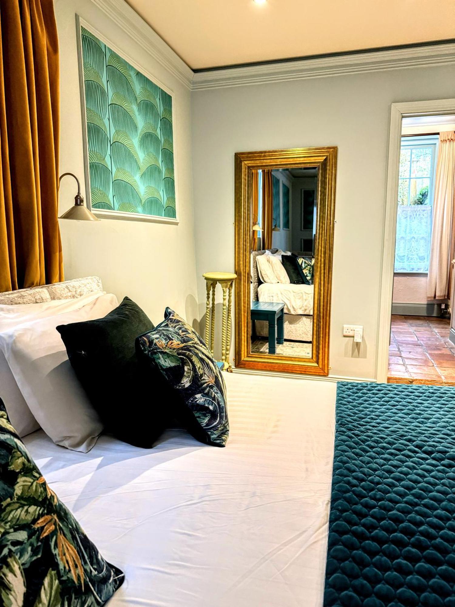 Clone Country House 奥赫里姆 外观 照片 A mirror in a bedroom