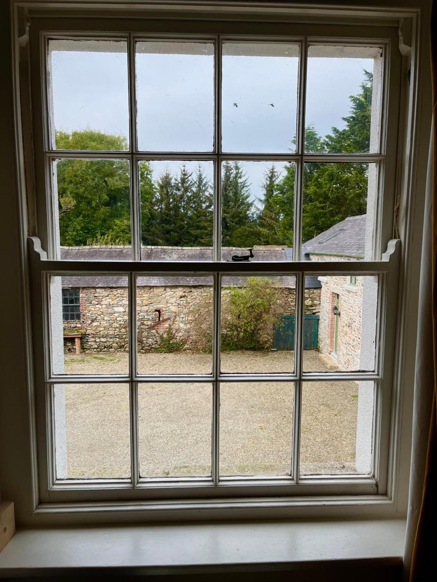 Clone Country House 奥赫里姆 外观 照片 A window with a sash lock